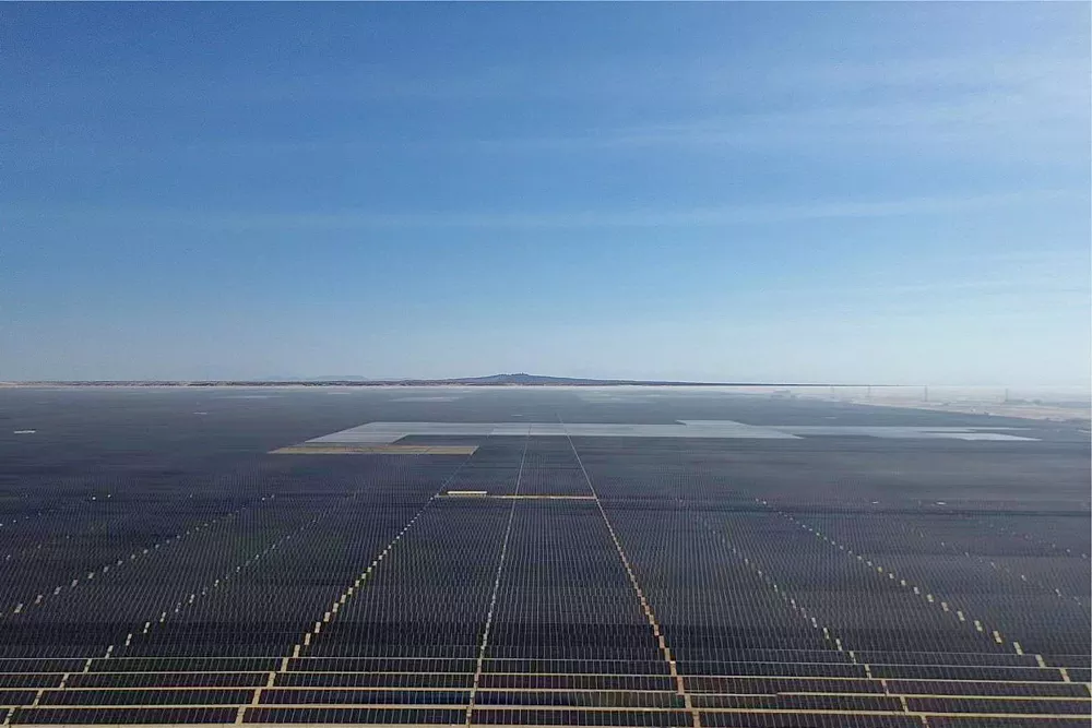 É a maior usina fotovoltaica atualmente em construção no Oriente Médio.