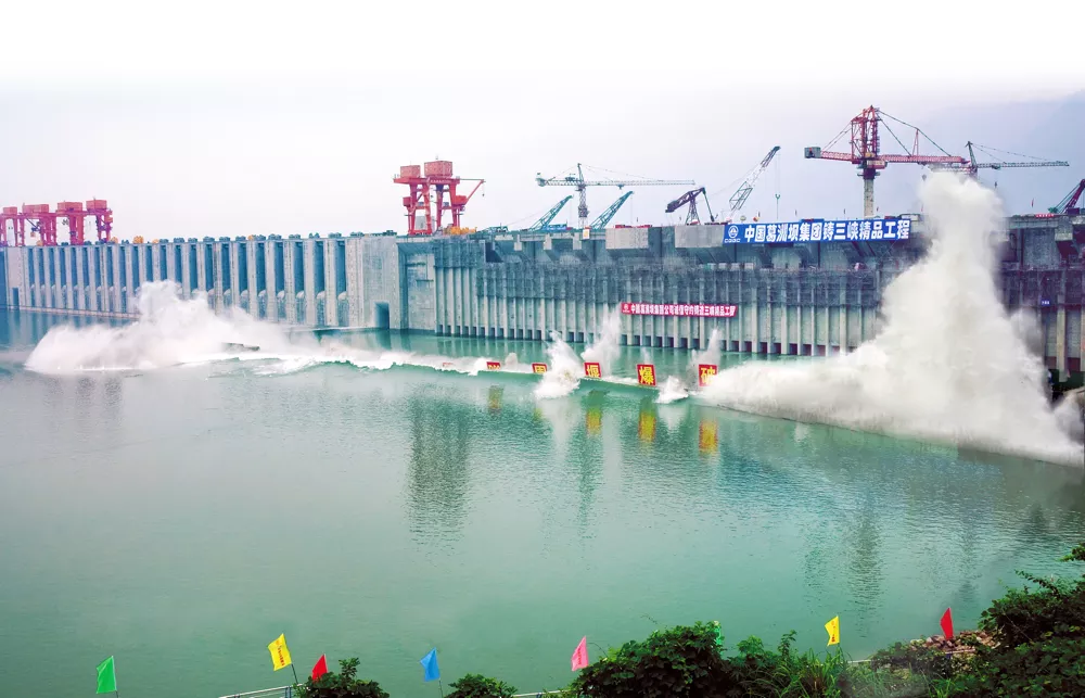 Projet de démolition par dynamitage du batardeau BCR du barrage des Trois Gorges en Chine